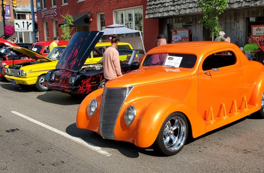 Classic cars, art, vendors make Paw Paw Days special