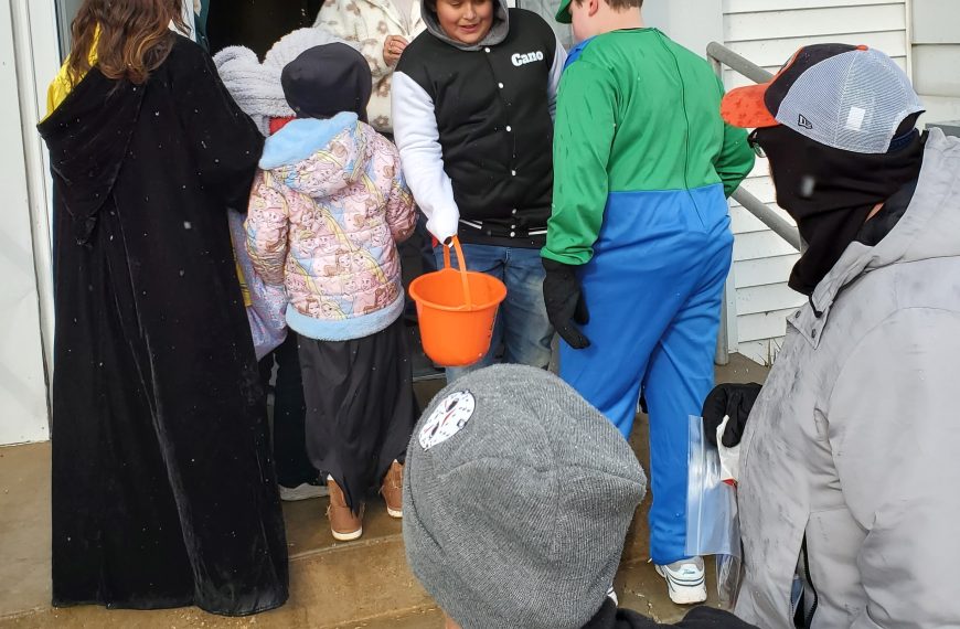 Paw Paw trick-or-treaters tour courthouse