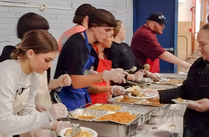 Teachers, students provide Thanksgiving feast in Burr Oak